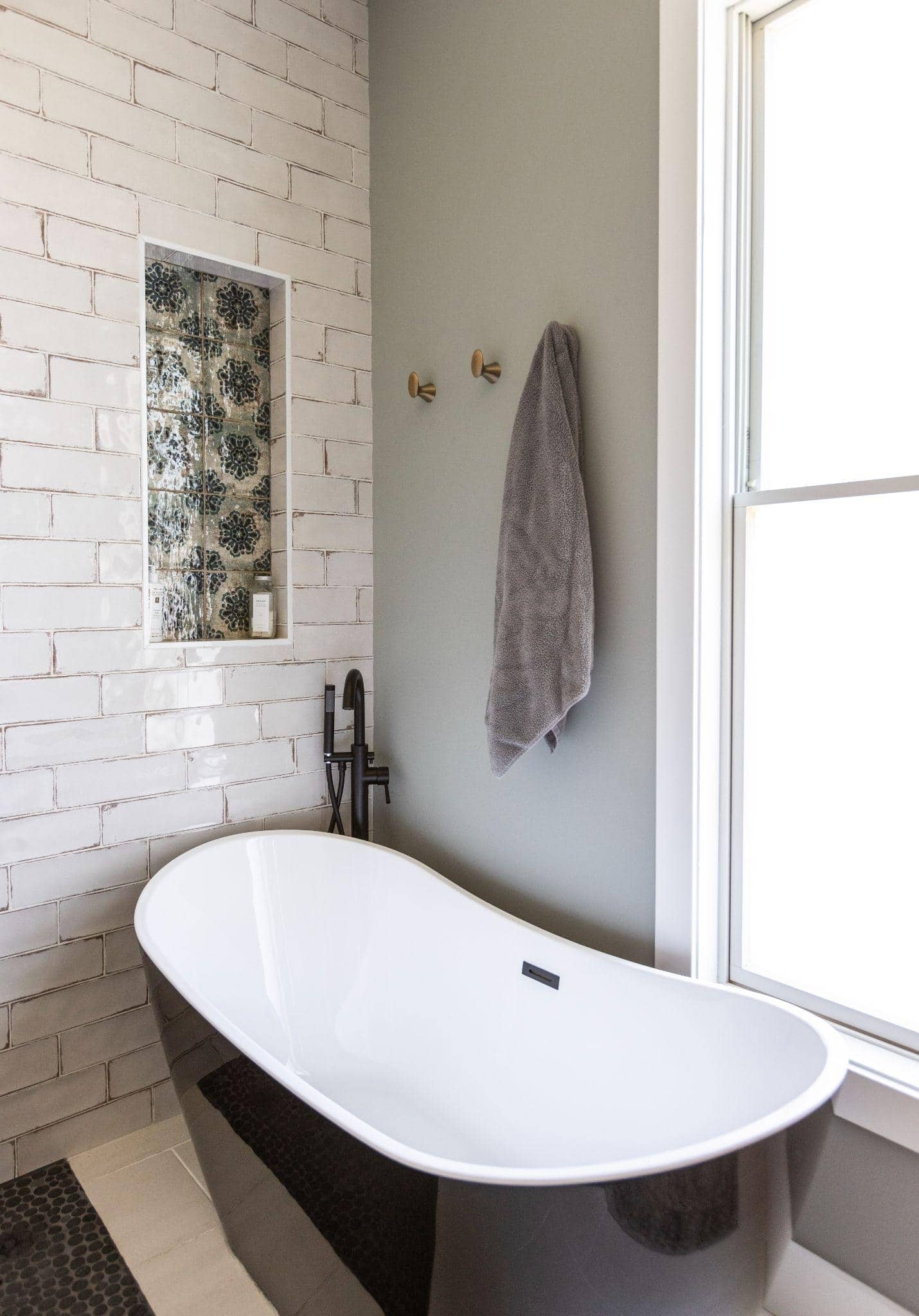 Mid - Level Pedestal Tub