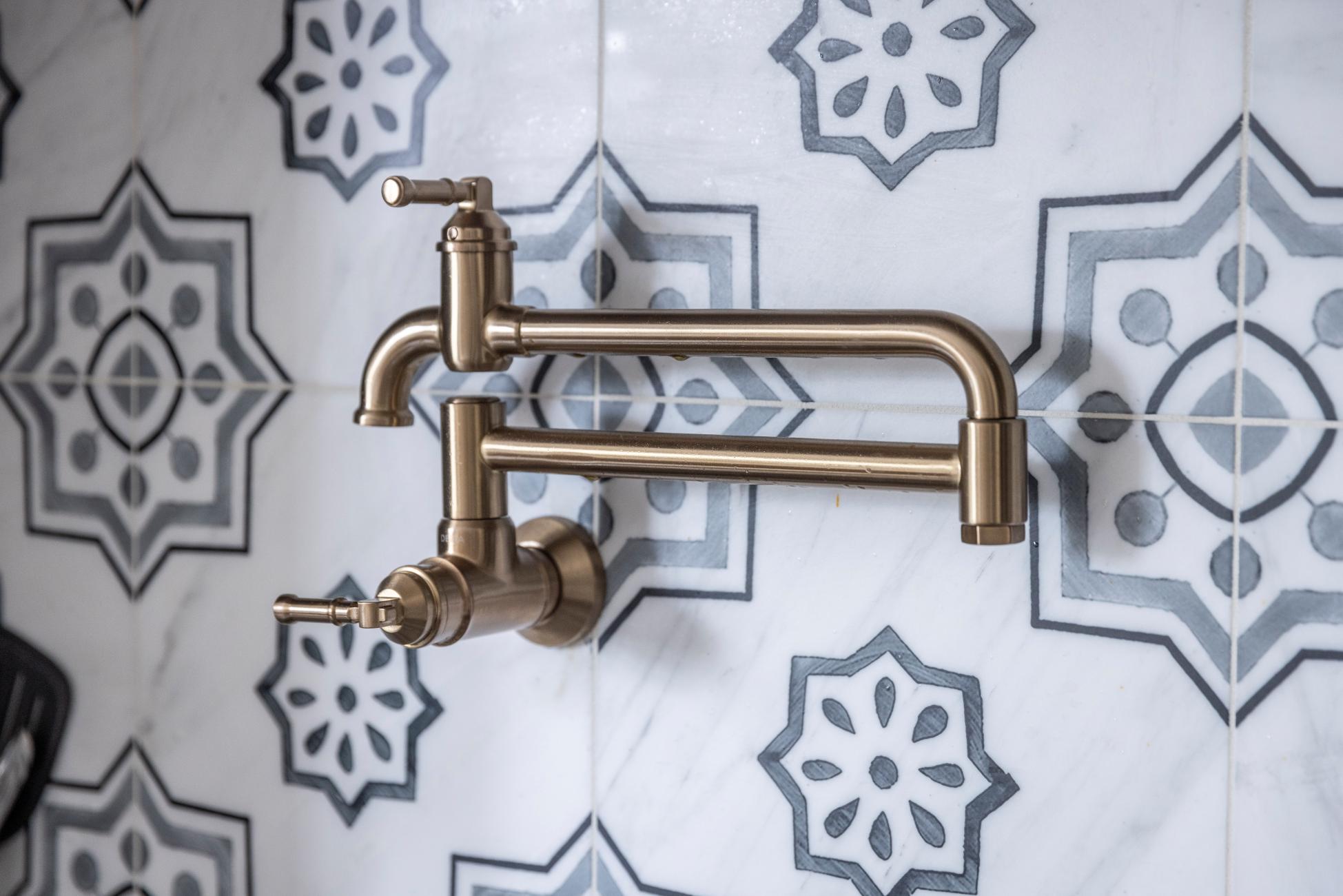 Decorative backsplash tile