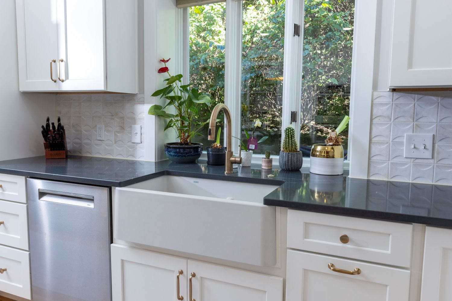 Mid - Level Faucet Fixture & High - Level Sink