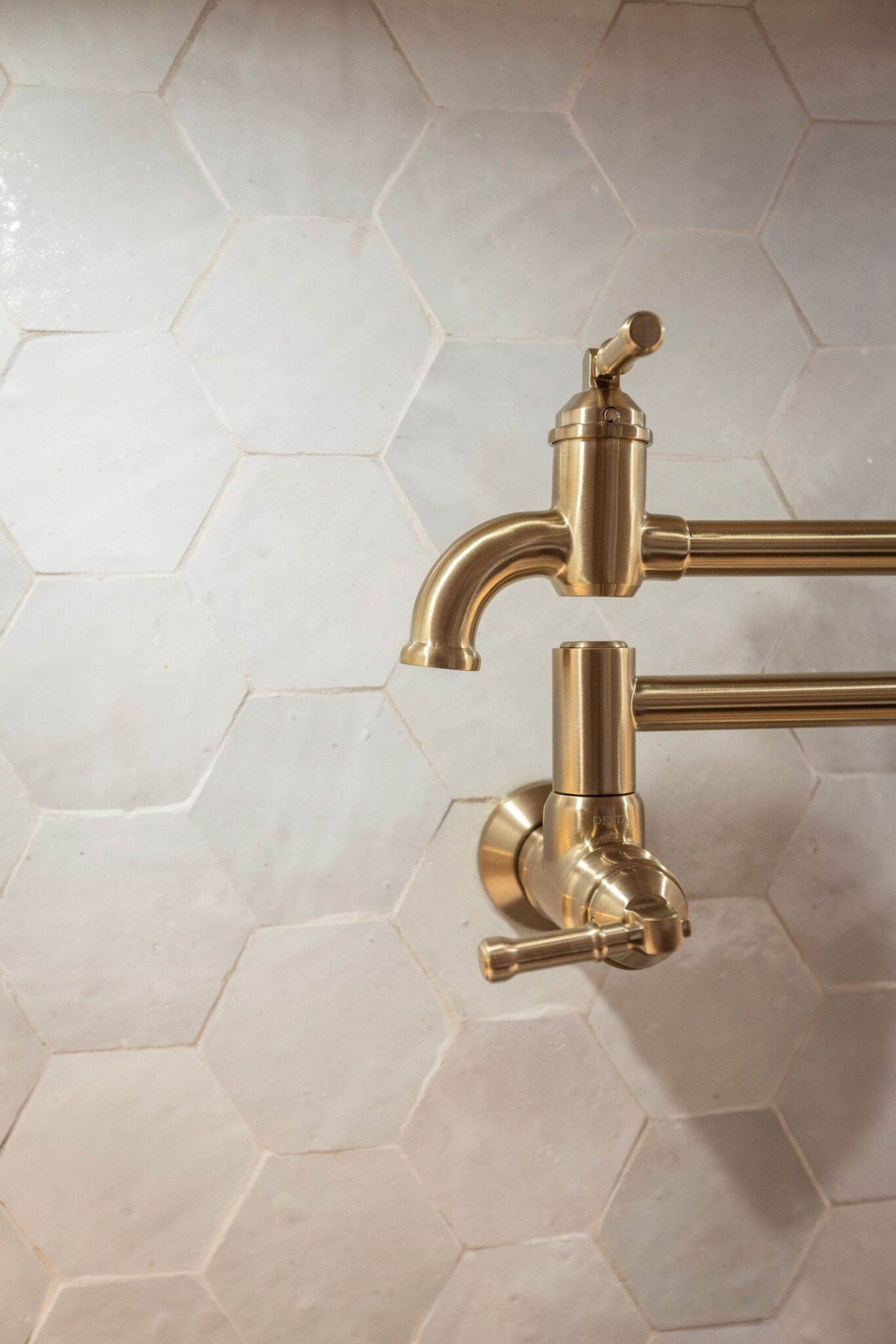 Tiled backsplash, Luna Arc White